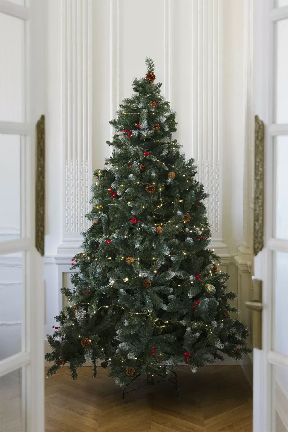 Classic Entryway Featuring a Tall Christmas Tree Framed by Double Doors Classic Entryway Featuring a Tall Christmas Tree Framed by Double Doors — Cozy Christmas Decor