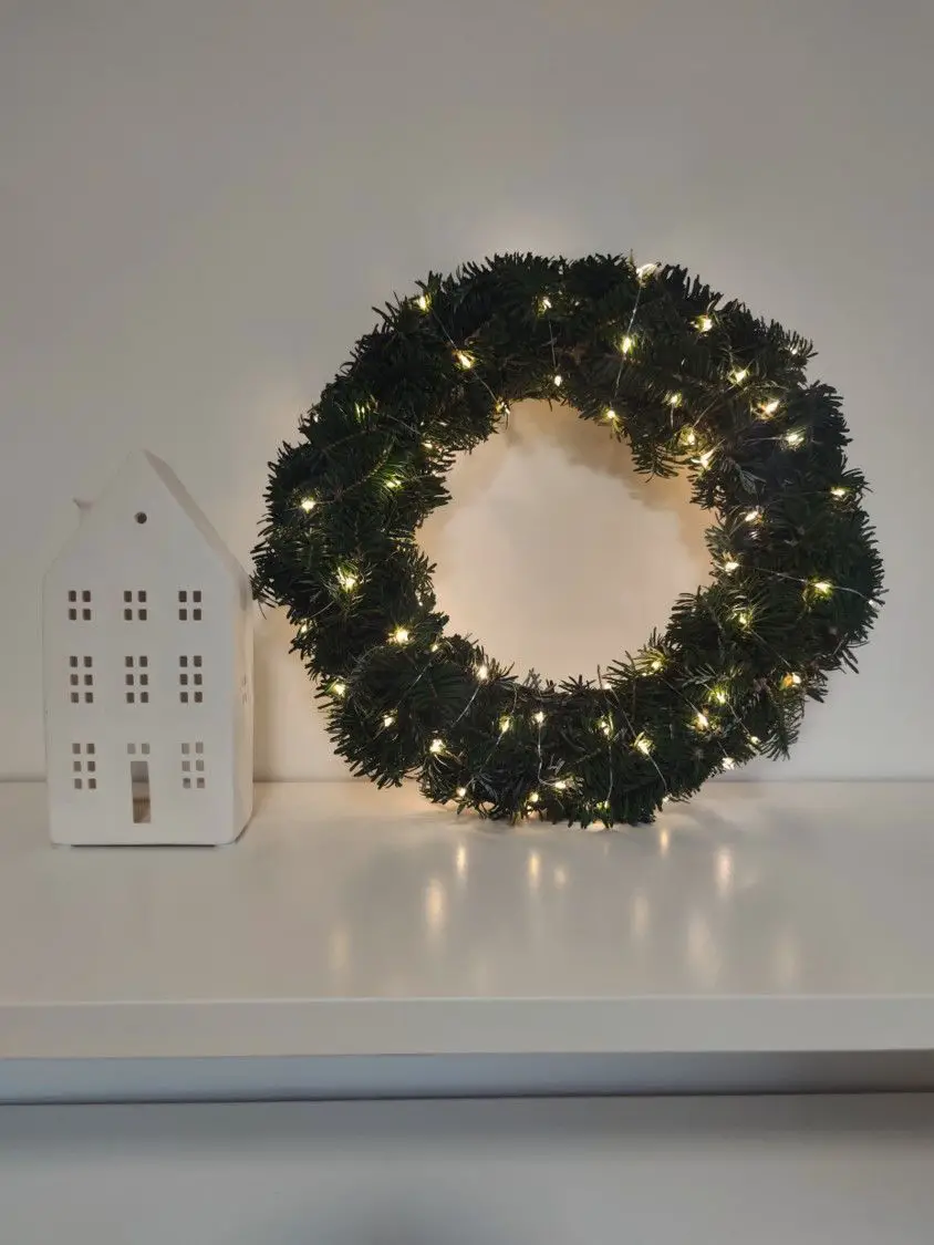 Minimalist Wreath with Warm White Fairy Lights Minimalist Wreath with Warm White Fairy Lights — DIY Christmas Wreath