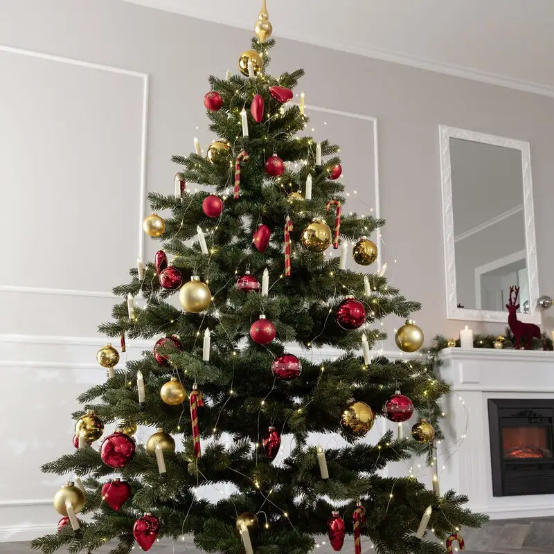Traditional Living Room Christmas Tree with Fireplace Backdrop Traditional Living Room Christmas Tree with Fireplace Backdrop — Red and Gold Christmas Tree