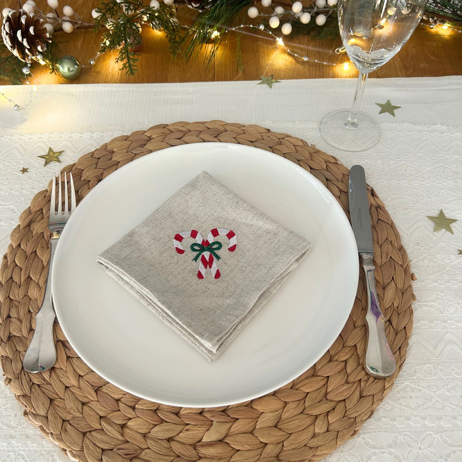 Simple Festive Table Setting with Candy Cane Napkin Simple Festive Table Setting with Candy Cane Napkin — Christmas Party Decor