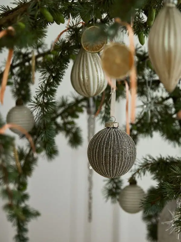 Modern Christmas Tree Ornaments: Glass Baubles and Dried Fruit — Christmas Tree Trends 2026