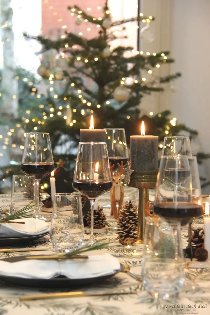 Farmhouse Dining Table with a Blurred Christmas Tree Backdrop Farmhouse Dining Table with a Blurred Christmas Tree Backdrop — Rustic Christmas Tree