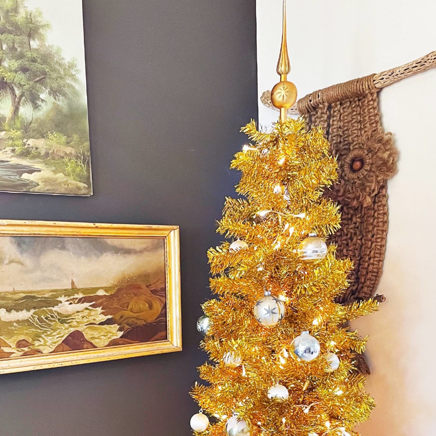 Retro Gold Tinsel Christmas Tree with Vintage Artwork — Vintage Christmas Decor