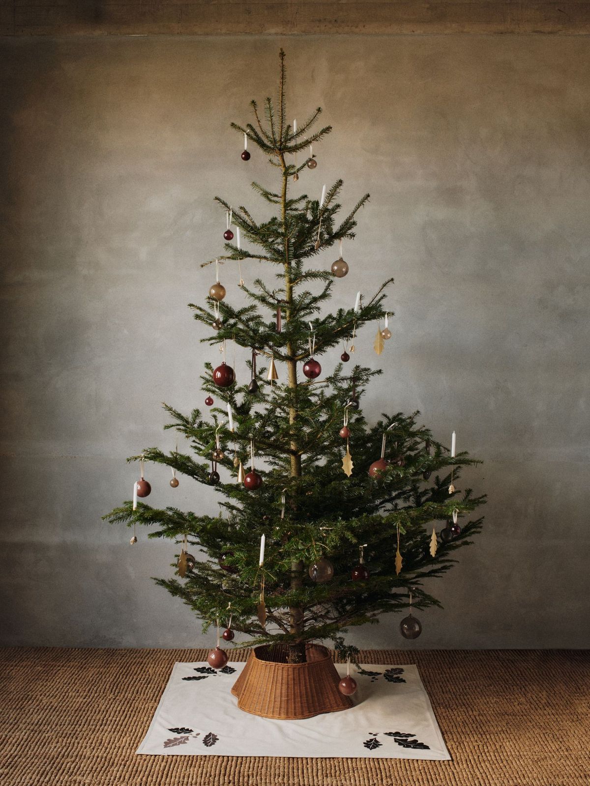 Minimalist Christmas Tree with Natural Fir and Red Accents — Christmas Tree Themes