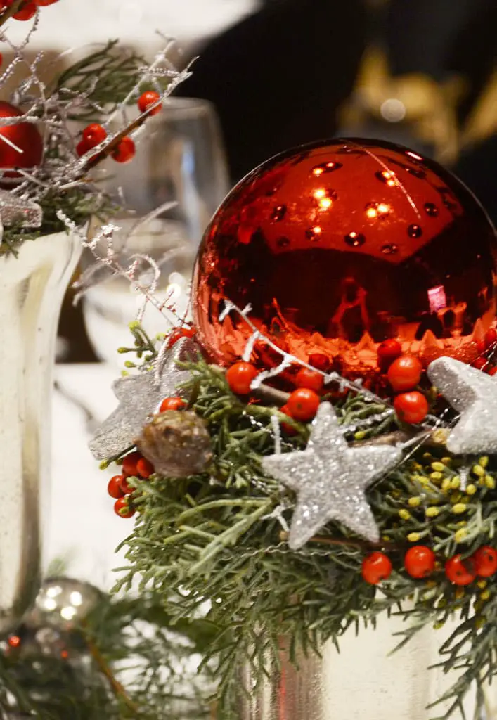 Sparkling Red Bauble Centerpiece with Greenery and Silver Stars Sparkling Red Bauble Centerpiece with Greenery and Silver Stars — Christmas Office Decor Ideas