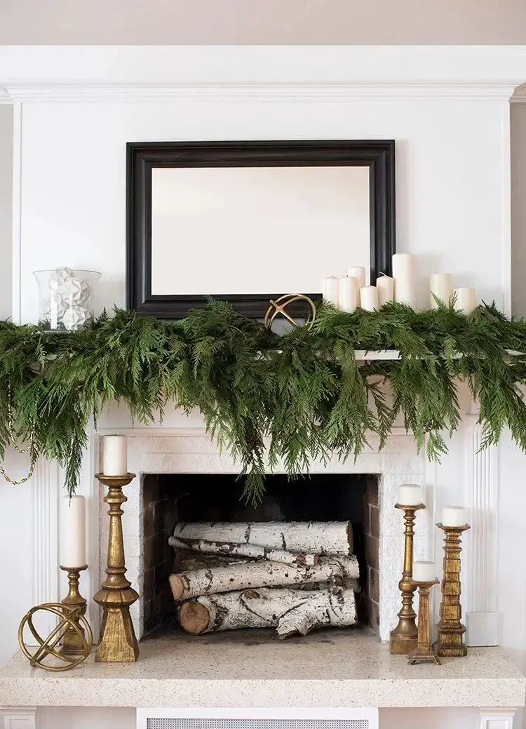 Traditional Fireplace with Dense Garland and Matching Wreath — Christmas Fireplace Decor