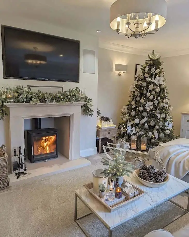 Farmhouse Marble Coffee Table with Christmas Tree Vignette Farmhouse Marble Coffee Table with Christmas Tree Vignette — Christmas Coffee Table Decor