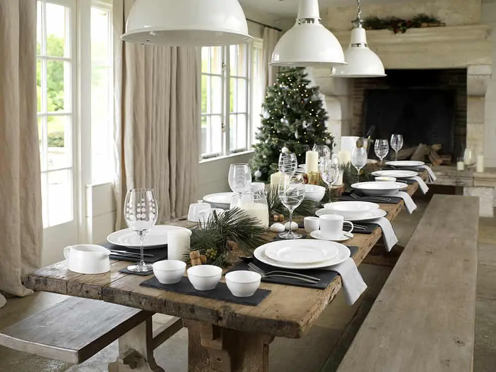 Farmhouse Elegant Christmas with Rustic Table and Bench Farmhouse Elegant Christmas with Rustic Table and Bench — Elegant Christmas Table Setting