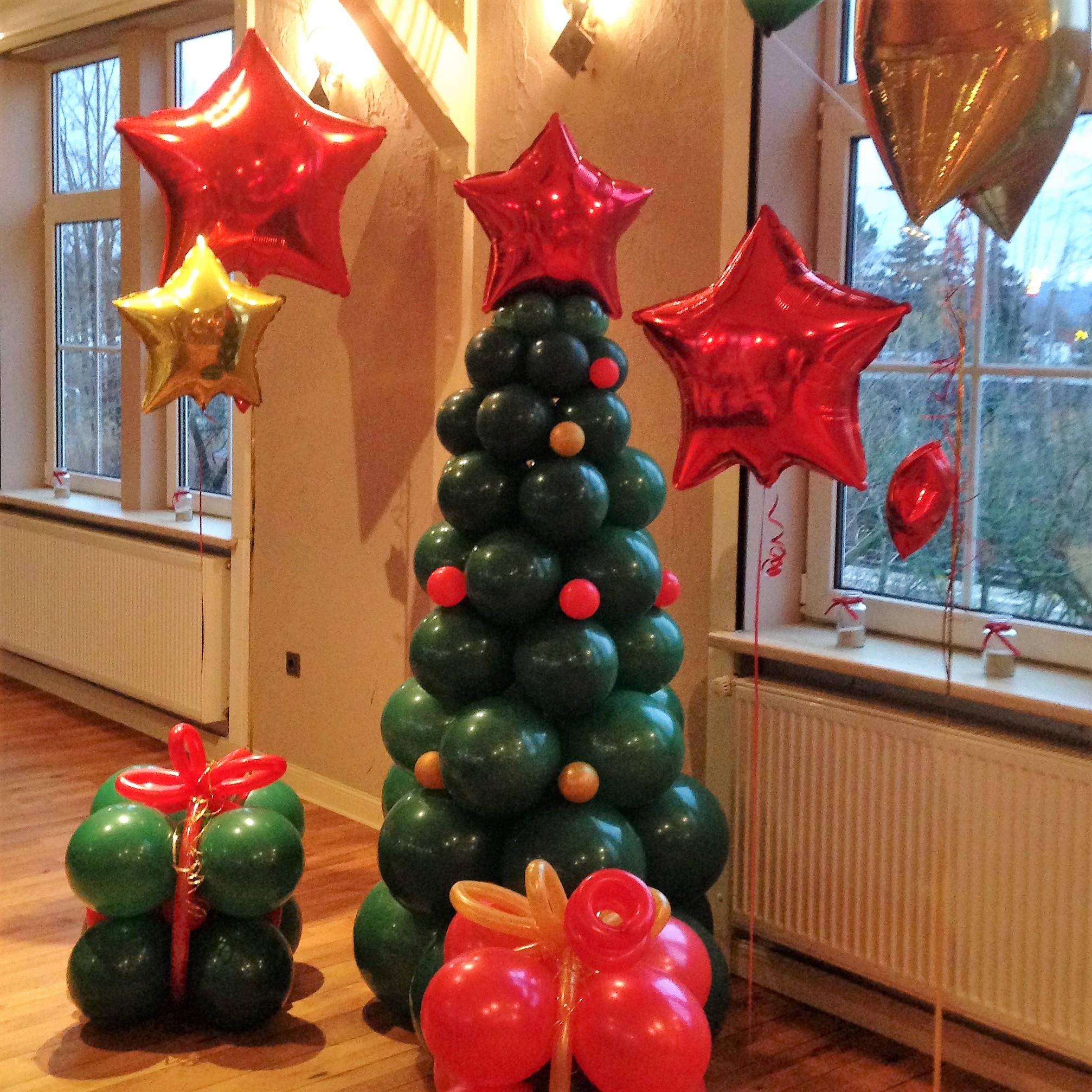 Large Green Balloon Christmas Tree with Red and Gold Accents — Christmas Balloon Garland