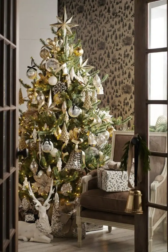 Visual Idea — Elegant Christmas Tree