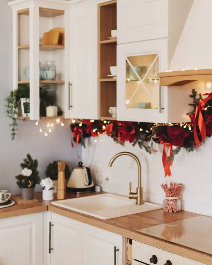 Festive Modern Kitchen Garland with Poinsettias — Modern Christmas Decor