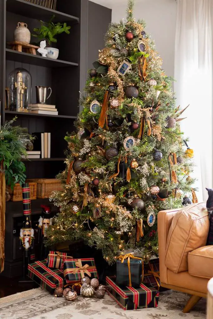 Grand Vintage Christmas Tree with Nutcrackers and Plaid Gifts — Vintage Christmas Decor