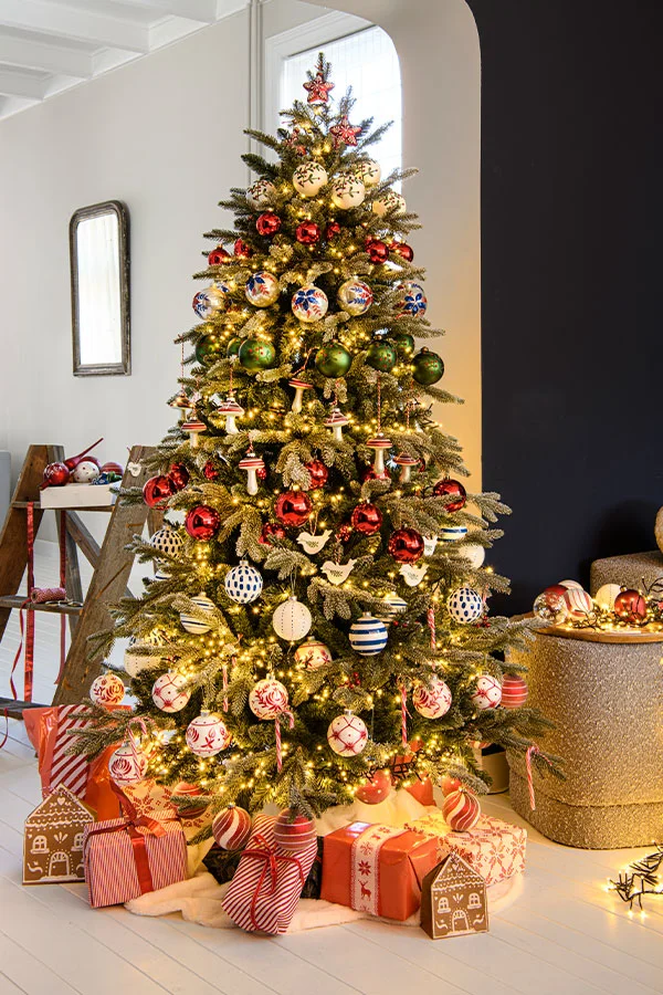 Festive Christmas Tree with Gingerbread House Figures — Traditional Christmas Decor