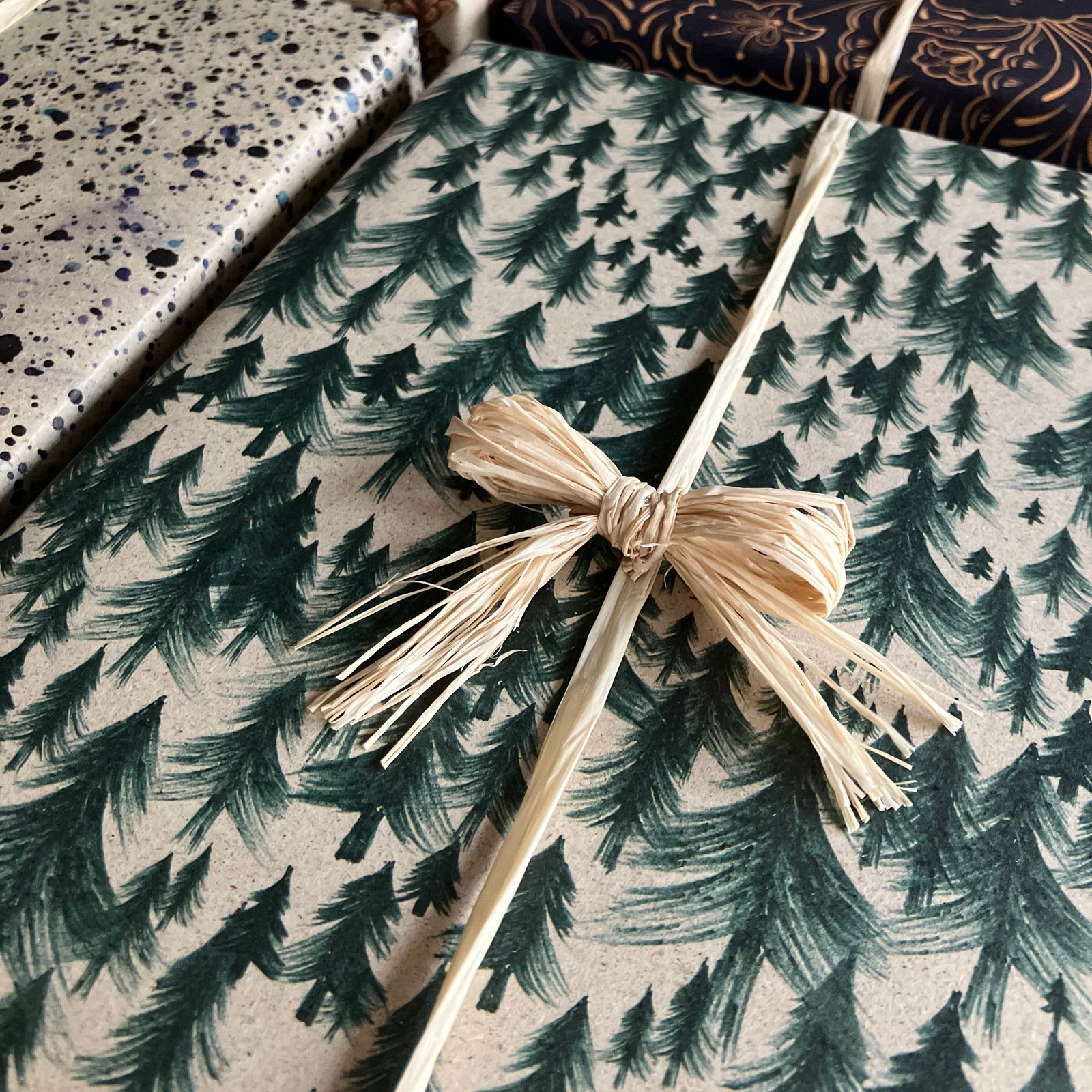 Natural Pine Tree Pattern with Raffia — Christmas Gift Wrapping