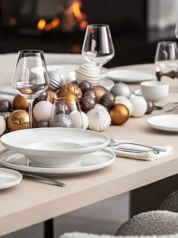 Modern White Table Setting with Bauble Centerpiece — Christmas Table Setting