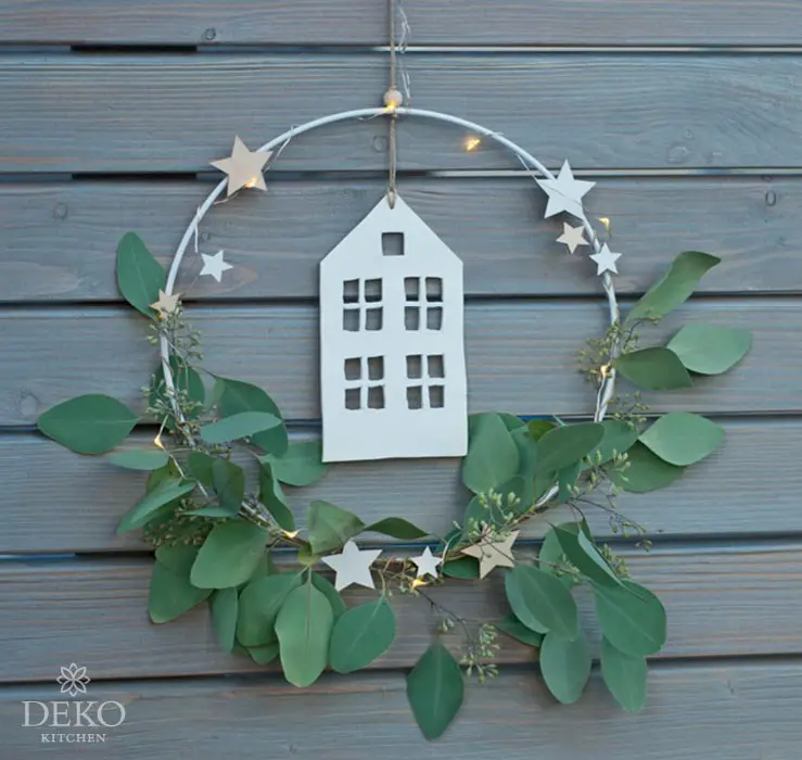 Modern Hoop Wreath with Ceramic House — Christmas Wall Decor