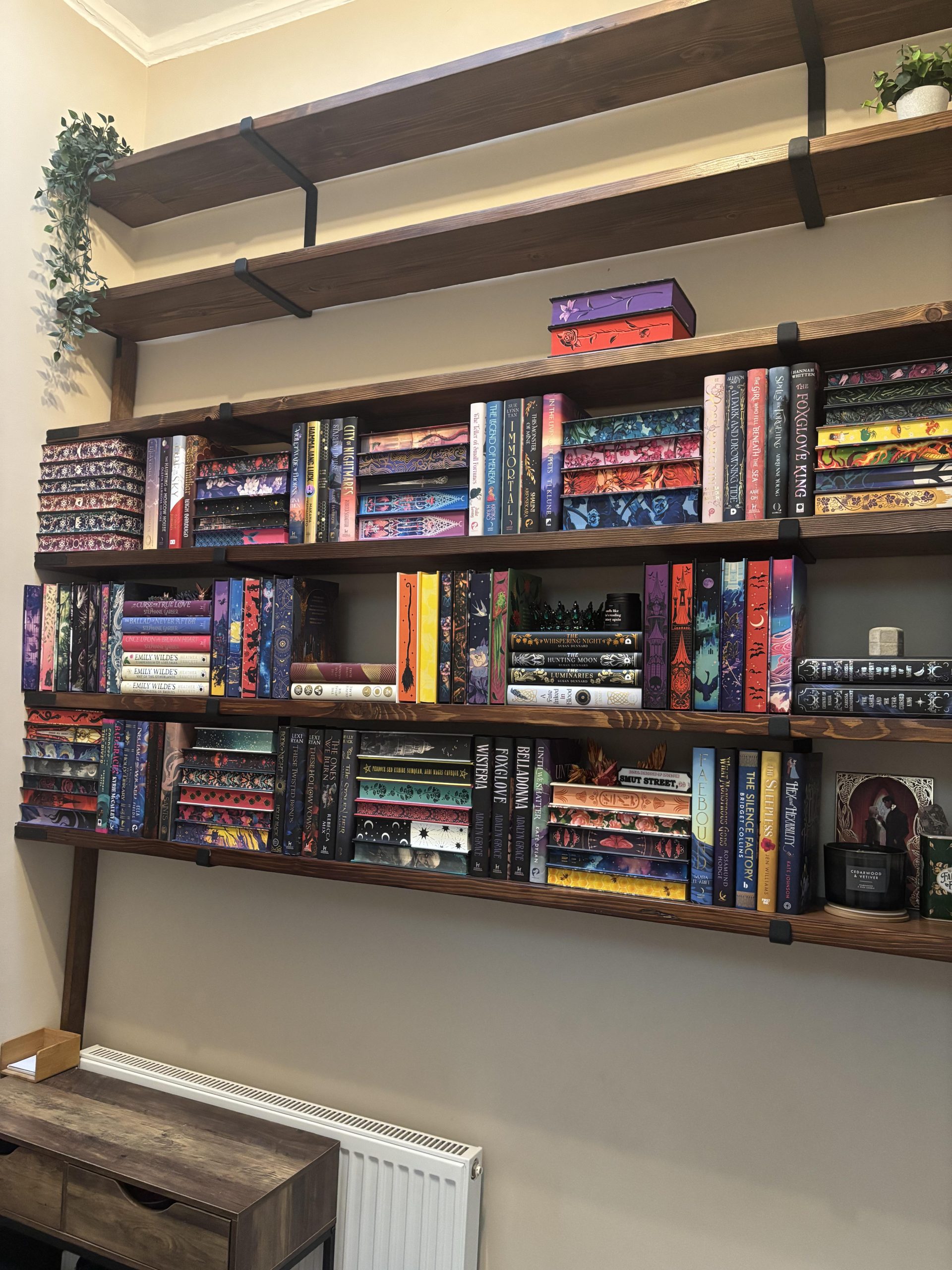 Wall-Mounted Bookshelf with Decorative Spines and Greenery Wall-Mounted Bookshelf with Decorative Spines and Greenery — Christmas Bookshelf Decor