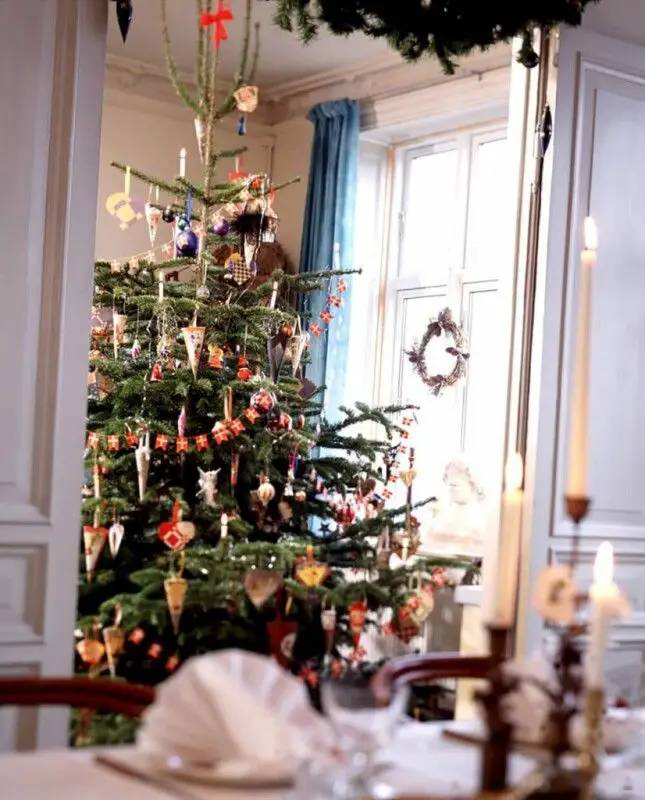 Wide Room Shot Scandinavian Dining Room with Ornate Christmas Tree Wide Room Shot Scandinavian Dining Room with Ornate Christmas Tree — Scandinavian Christmas Tree