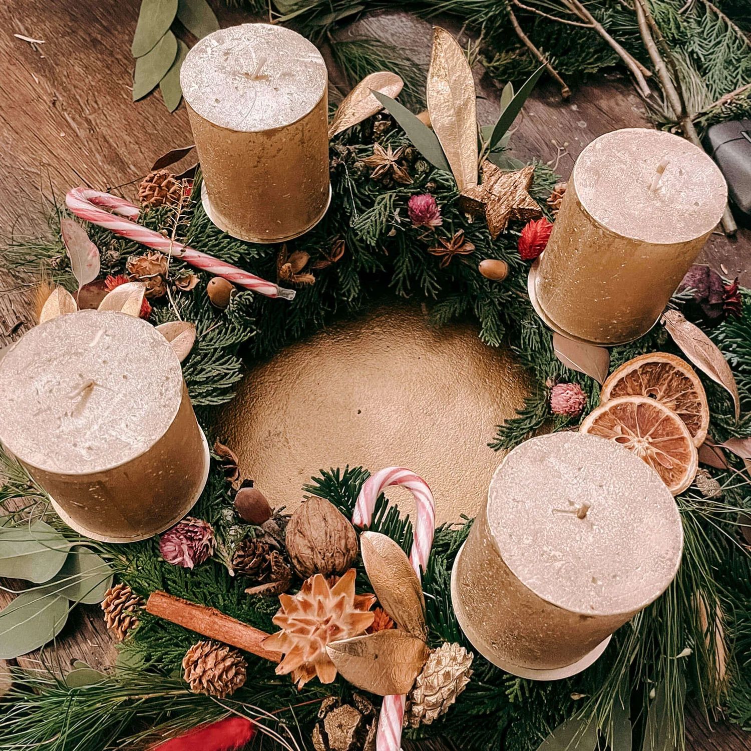 Rustic Wreath with Dried Oranges and Gold Candles Rustic Wreath with Dried Oranges and Gold Candles — DIY Christmas Wreath