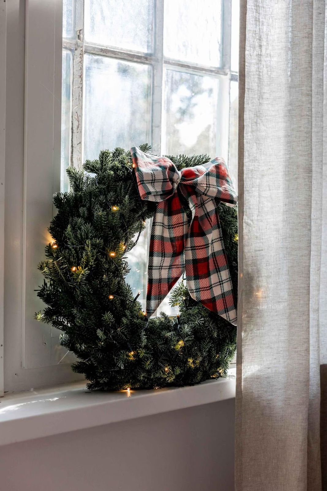 Classic Evergreen Wreath with Plaid Bow and Fairy Lights Classic Evergreen Wreath with Plaid Bow and Fairy Lights — DIY Christmas Wreath