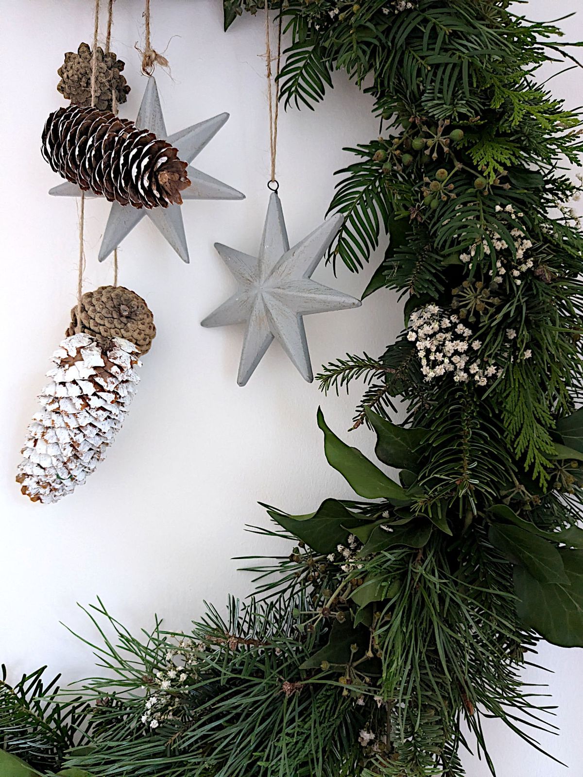 DIY Wreath with Pinecones and Metal Stars DIY Wreath with Pinecones and Metal Stars — DIY Christmas Wreath