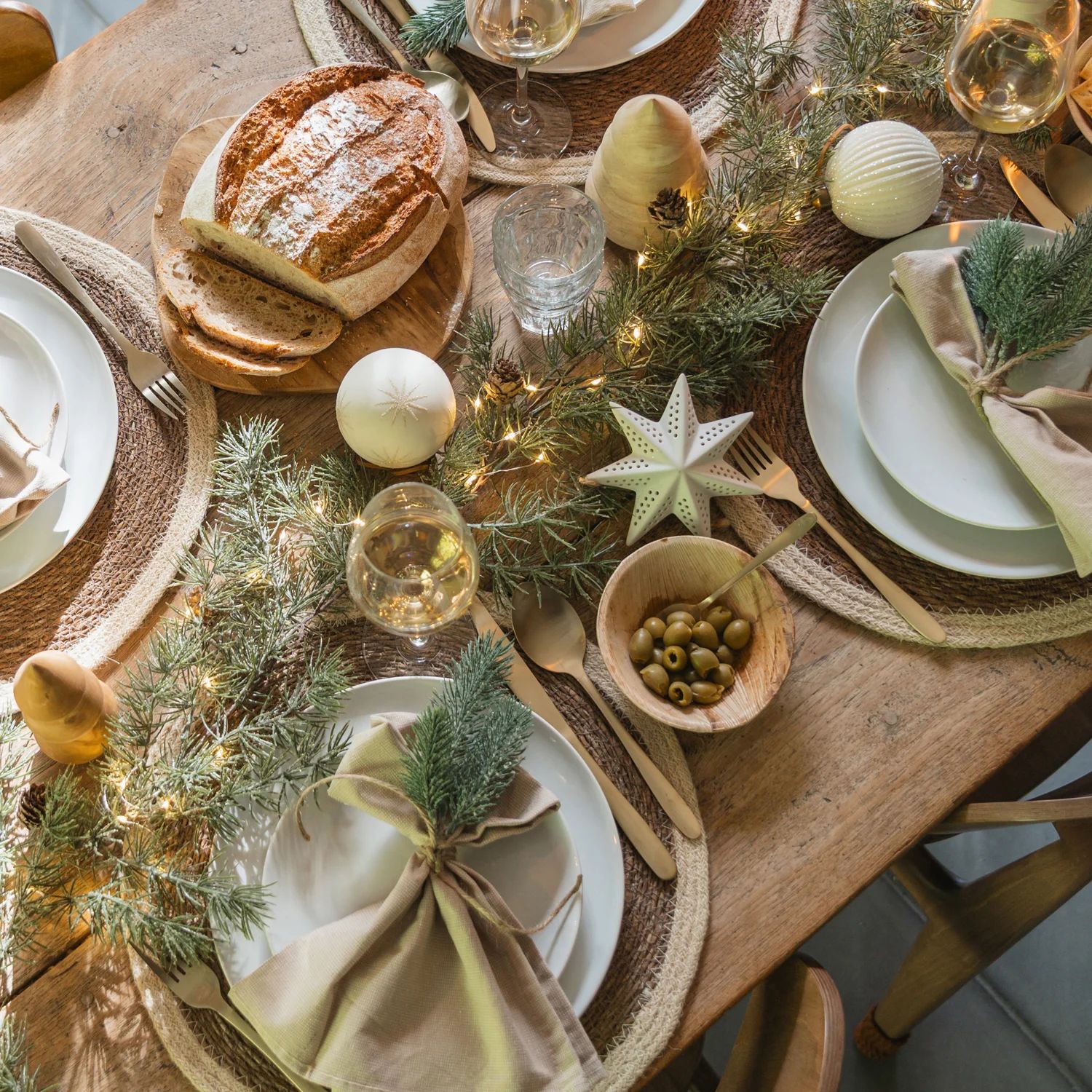 Cozy Natural Dining Table Setting with Pine Garland and Fairy Lights Cozy Natural Dining Table Setting with Pine Garland and Fairy Lights — Cozy Christmas Decor