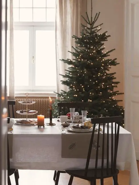 Traditional Dining Room with Festive Christmas Tree Traditional Dining Room with Festive Christmas Tree — Simple Christmas Decor