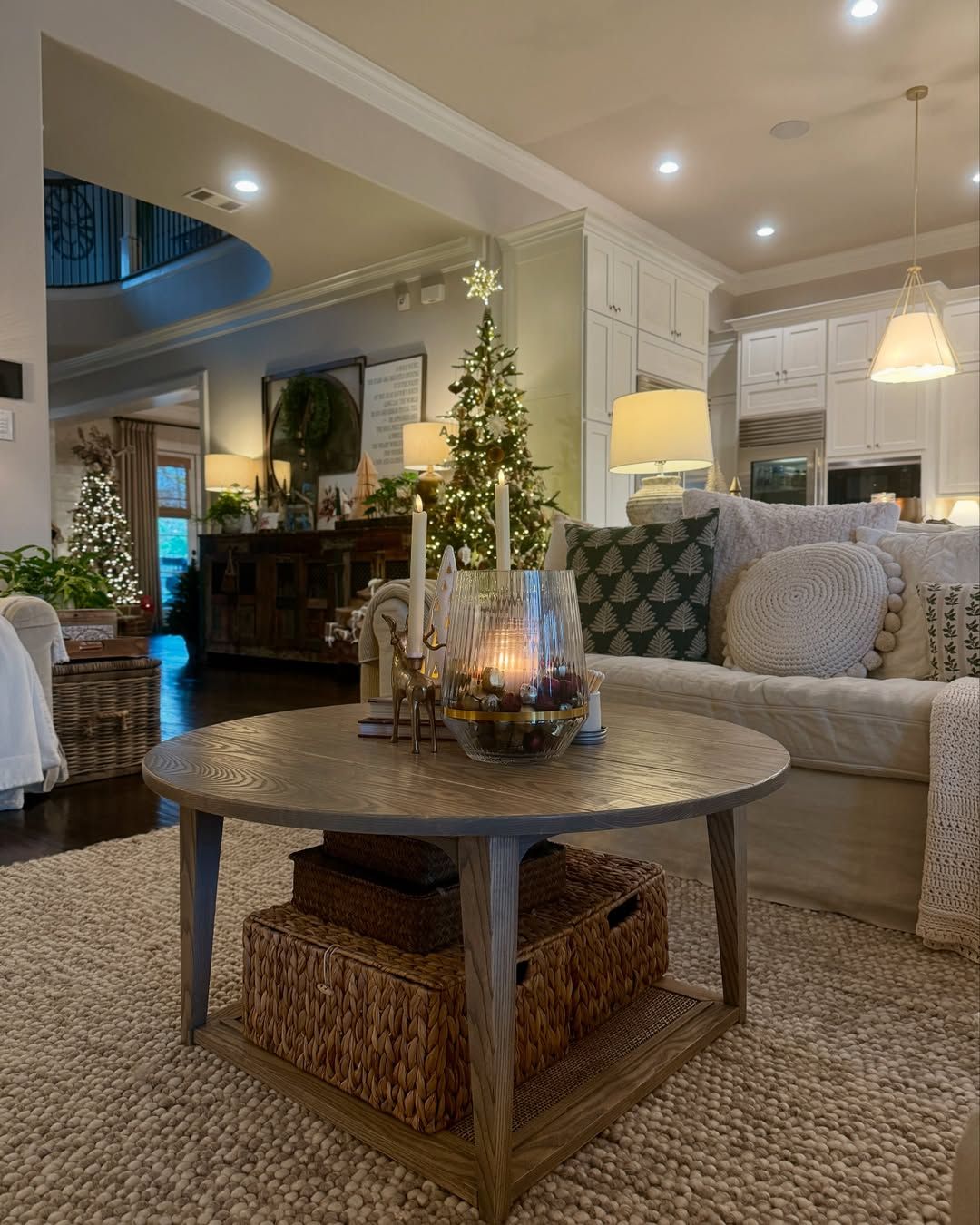 Traditional Living Room Coffee Table with Deer and Woven Baskets Traditional Living Room Coffee Table with Deer and Woven Baskets — Christmas Coffee Table Decor