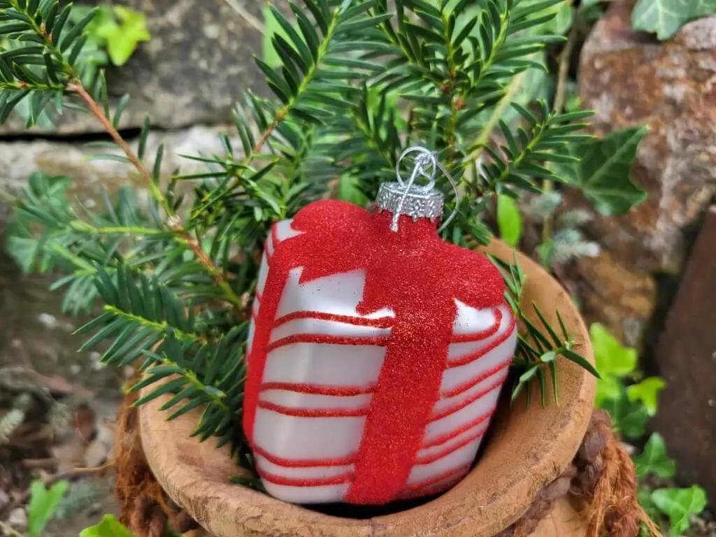 Christmas Ornament White Gift-Shaped Ornament with Glittery Red Ribbon Christmas Ornament White Gift-Shaped Ornament with Glittery Red Ribbon — Red and White Christmas Tree