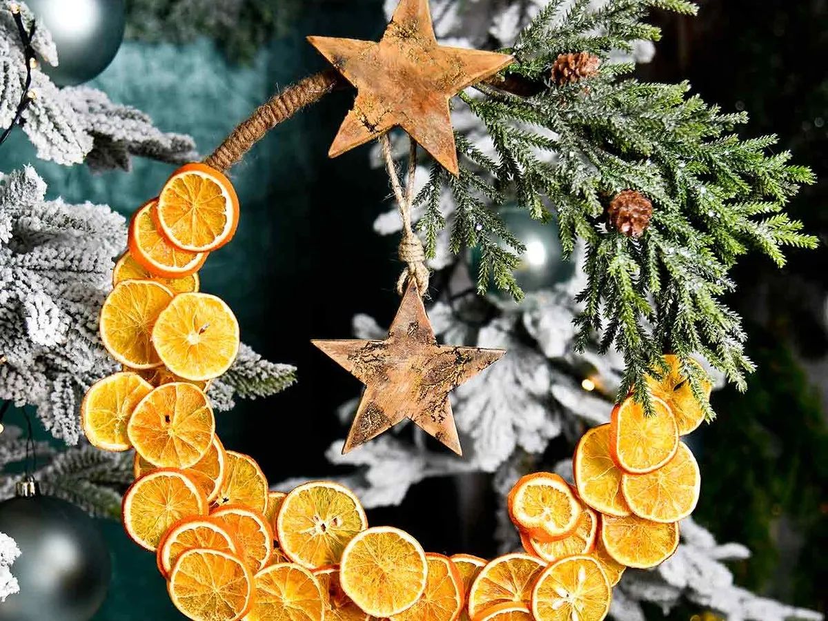 Vibrant DIY Dried Orange Slice and Pinecone Wreath — DIY Christmas Decor