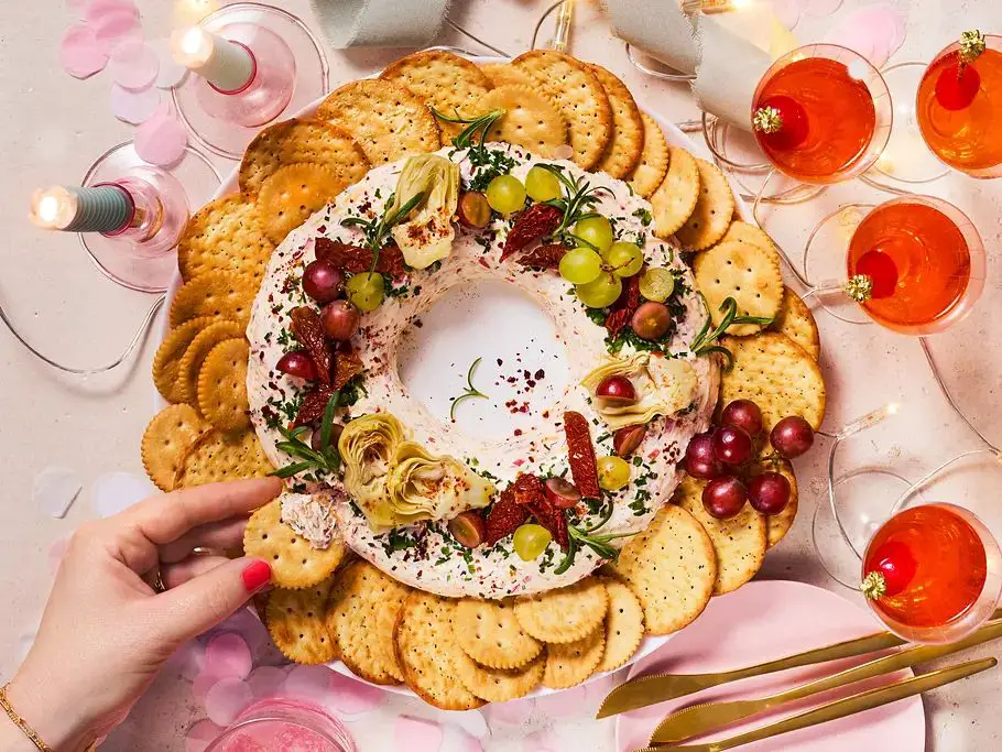 Creative Cheese Ball Wreath and Cracker Arrangement Creative Cheese Ball Wreath and Cracker Arrangement — New Years Eve Party Decor