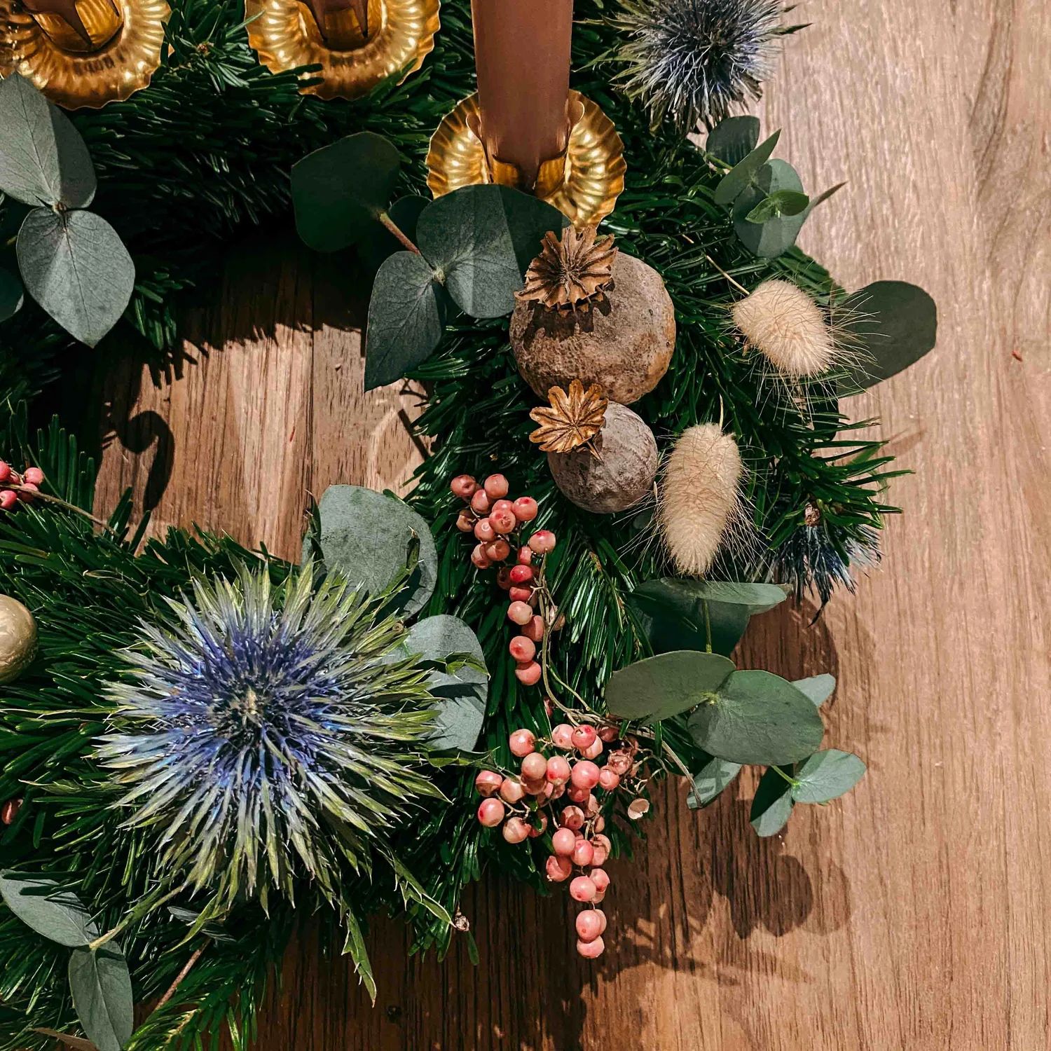 Natural DIY Advent Wreath with Seed Pods and Berries — DIY Christmas Decor