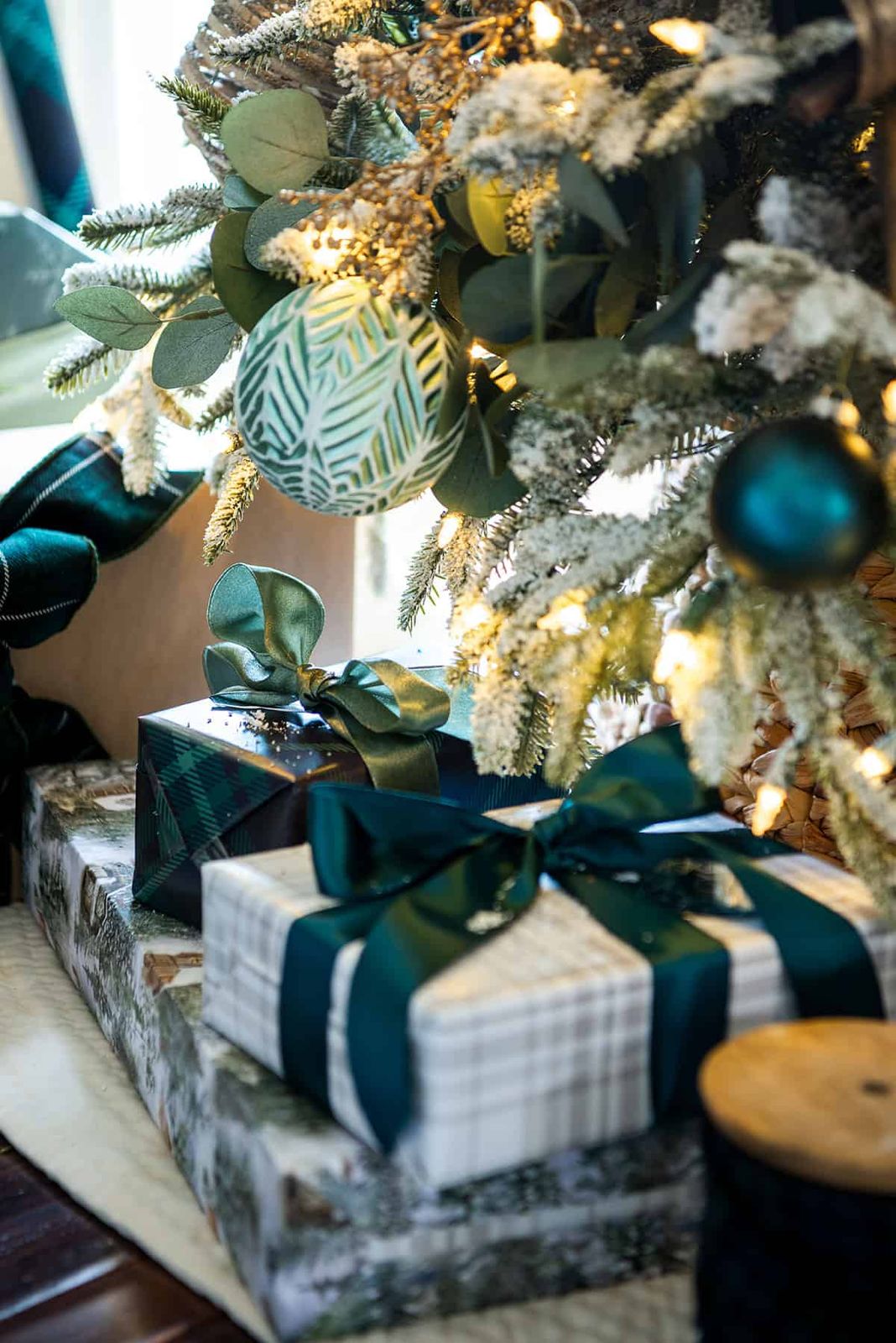 Cozy Cottage Christmas Tree with Sage Green Ornaments Cozy Cottage Christmas Tree with Sage Green Ornaments — Sage Green Christmas Decor