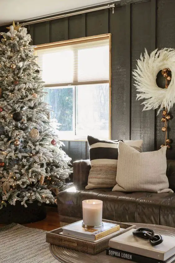 Modern Rustic Flocked Tree with Pampas Grass Wreath Modern Rustic Flocked Tree with Pampas Grass Wreath — Flocked Christmas Tree Decor