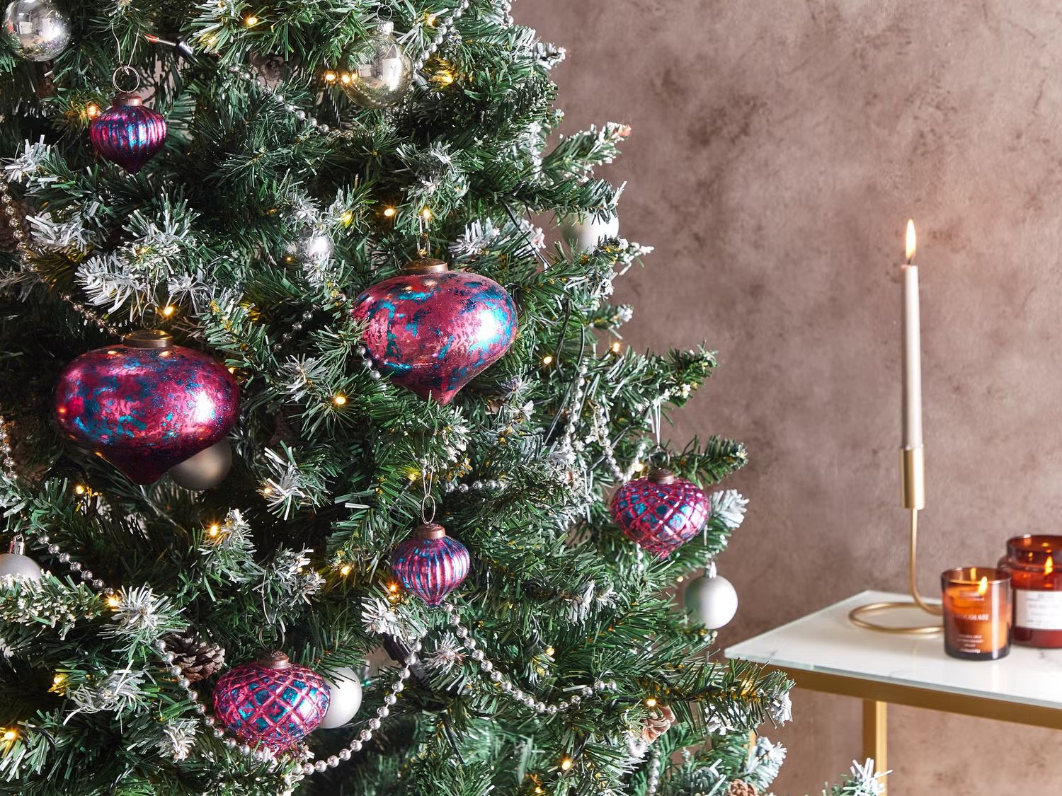 Eclectic Christmas Tree with Iridescent Pink Ornaments Eclectic Christmas Tree with Iridescent Pink Ornaments — Pink Christmas Decor