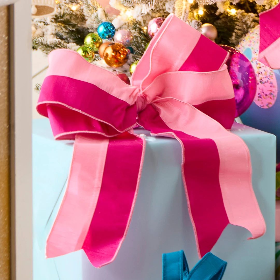 Festive Presents with a Vibrant Pink and Fuchsia Bow Festive Presents with a Vibrant Pink and Fuchsia Bow — Pink Christmas Decor