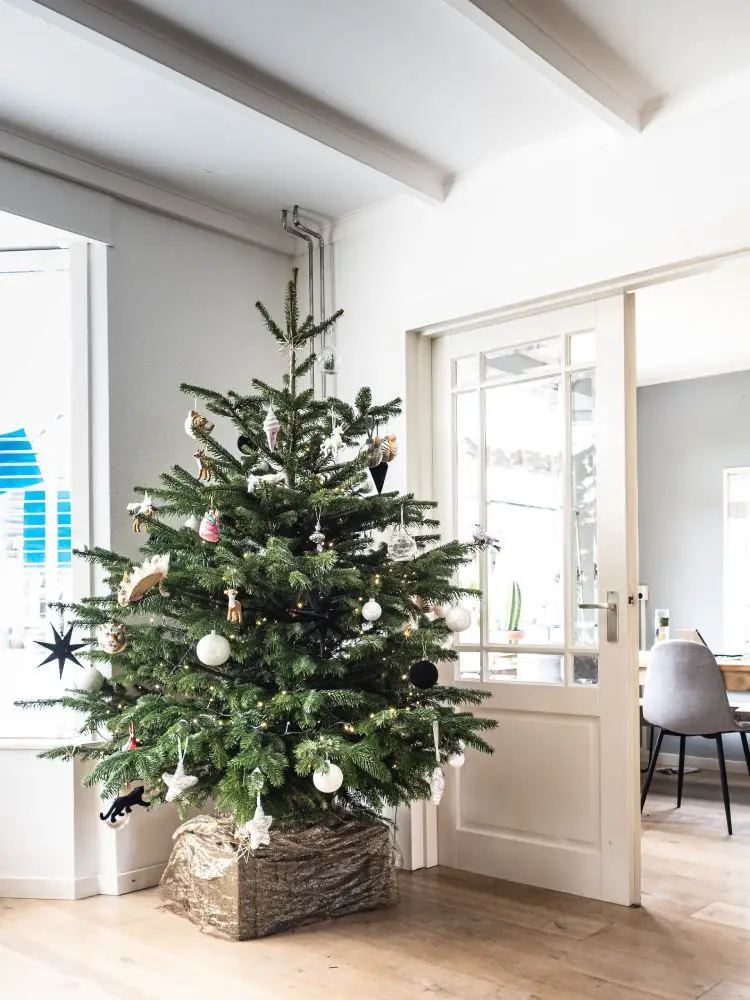 Modern Scandi Christmas Tree with White and Black Ornaments — Christmas Tree Themes