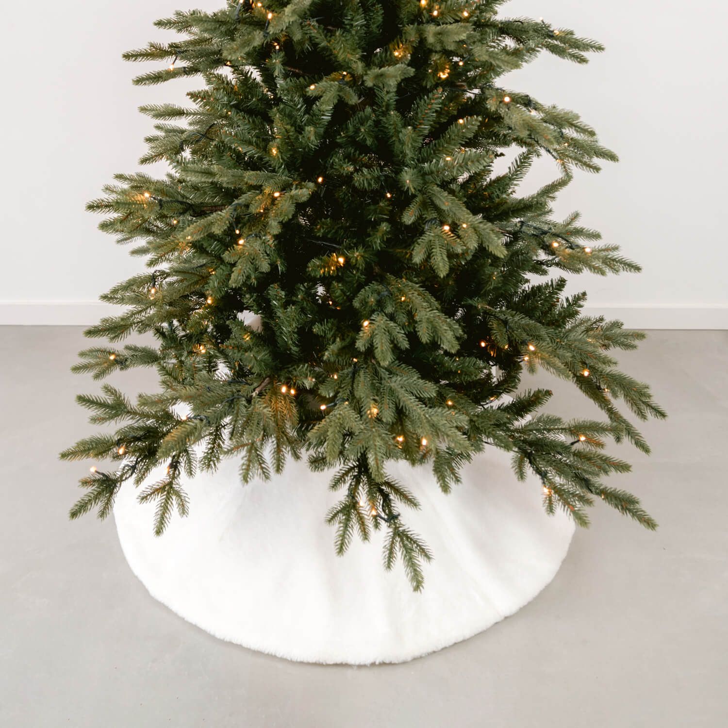 Fluffy White Faux Fur Skirt for a Cozy Winter Scene Fluffy White Faux Fur Skirt for a Cozy Winter Scene — Christmas Tree Skirt