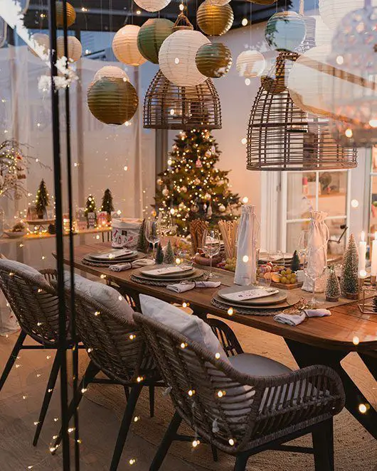 Modern Rustic Christmas Dining with Hanging Lanterns and Fairy Lights — Christmas Dining Room Decor
