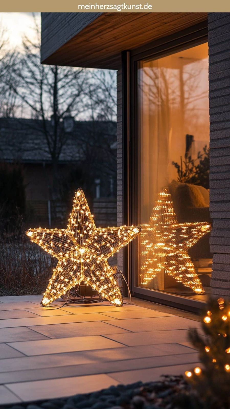 Modern Front Porch with a Large Illuminated Wire Star Modern Front Porch with a Large Illuminated Wire Star — Christmas Light Display Ideas