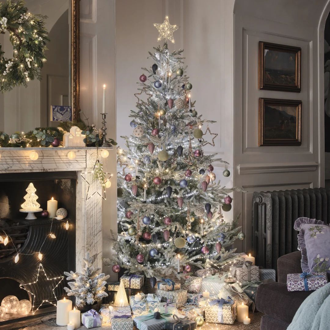 Traditional Living Room Centered Around a Lit Christmas Tree Traditional Living Room Centered Around a Lit Christmas Tree — Christmas Light Display Ideas
